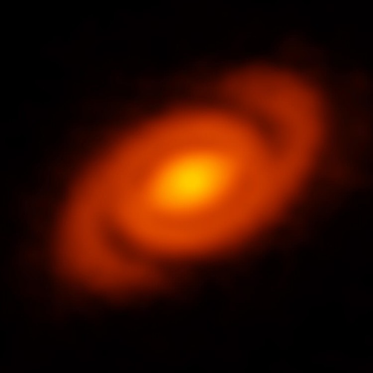 ALMA dostrzegła ramiona spiralne w dysku protoplanetarnym wokół Elias 2-27.jpg