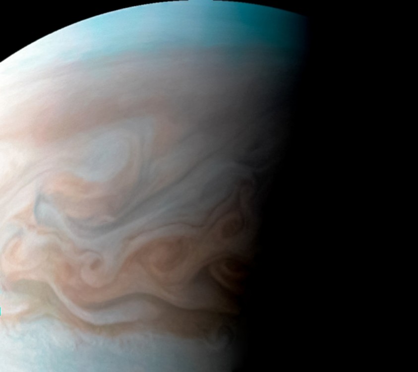 Sonda Juno obserwuje zachmurzoną atmosferę Jowisza z bliska2.jpg