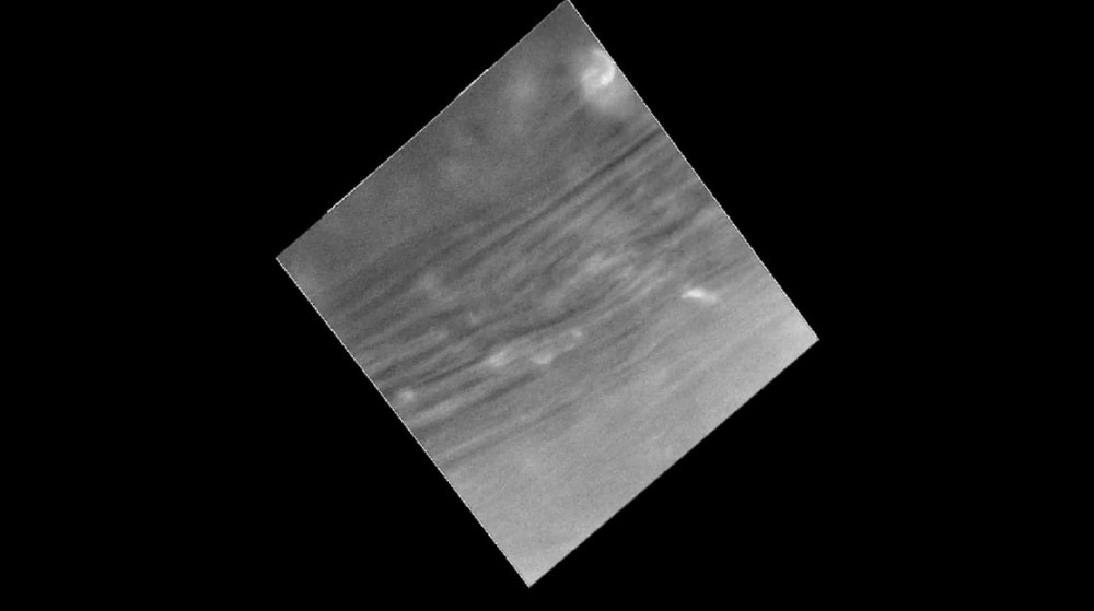 Nowy film przedstawiający pierwszy przelot sondy Cassini między pierścieniami a Saturnem.jpg