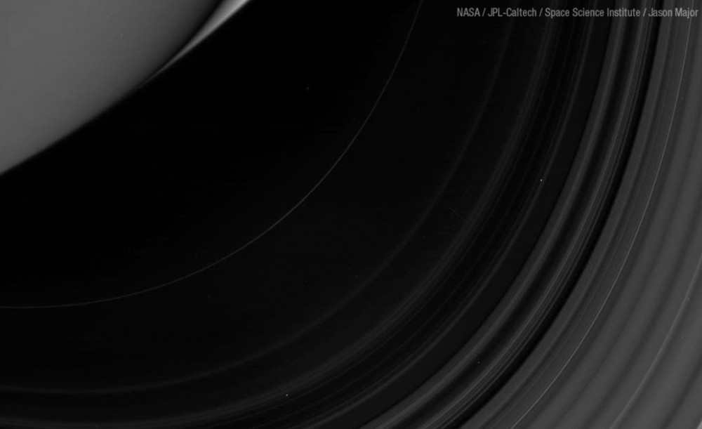 Cassini znów śmiga przez szczelinę Co za genialny widok.jpg
