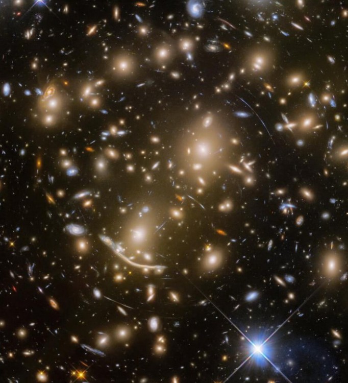 Ostatni cel programu Frontier Fields ? gromada galaktyk Abell 370.jpg