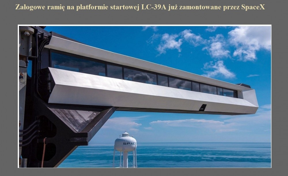 Załogowe ramię na platformie startowej LC-39A już zamontowane przez SpaceX.jpg