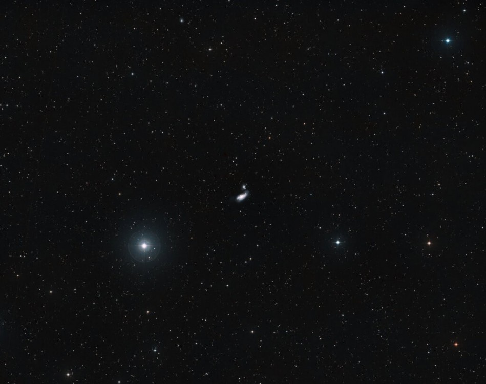 Hubble obserwuje osobliwe zderzenie galaktyk2.jpg