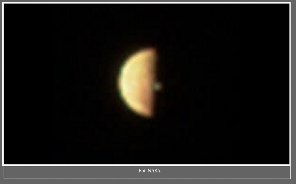 Sonda Juno uwieczniła erupcje wulkaniczne na powierzchni Io, księżyca Jowisza2.jpg