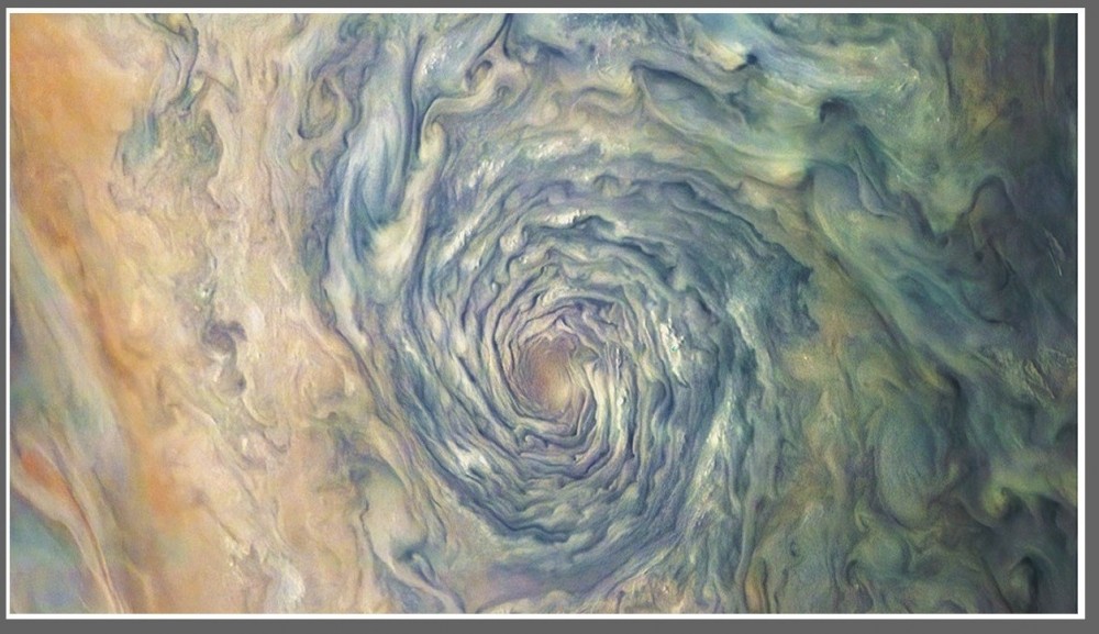 NASA pokazała najnowsze obrazy przerażających wirów w atmosferze Jowisza3.jpg