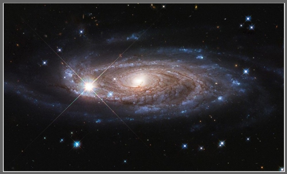 Kosmiczny Teleskop Hubble'a uwiecznił w pełnej krasie Rubinową Galaktykę2.jpg