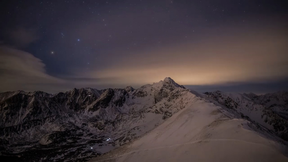 Zagadkowe zjawisko w Tatrach. Świetliki przemierzające szlaki pod osłoną nocy. Czym one są2.jpg