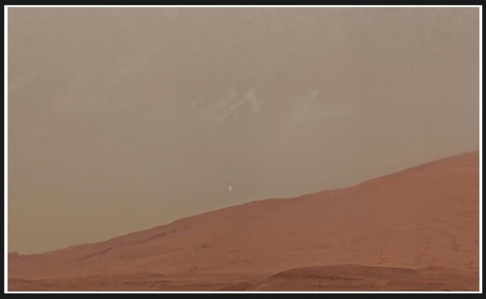 Łazik Curiosity wysłał na Ziemię nowe zdjęcie. Widać na nim niebo, chmury i...3.jpg