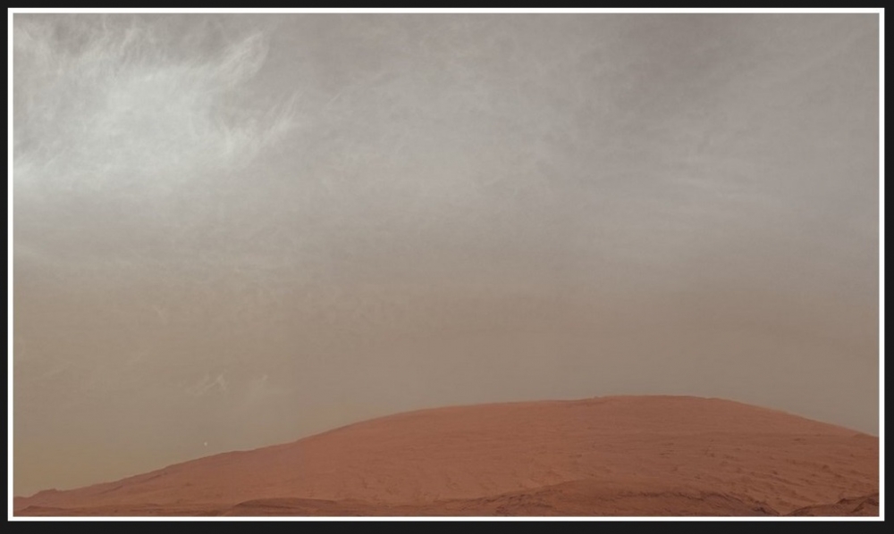 Łazik Curiosity wysłał na Ziemię nowe zdjęcie. Widać na nim niebo, chmury i...2.jpg